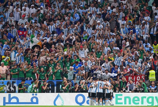 FUSSBALL WM 2022 VORRUNDE GRUPPE C Argentinien - Mexiko 26.11.2022 Spieler und Fans jubeln nach dem Tor zum 1:0