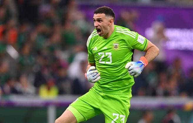 FUSSBALL WM 2022 VORRUNDE GRUPPE C Argentinien - Mexiko 26.11.2022 Torwart Emiliano Martinez (Argentinien) jubelt nach dem Tor zum 1:0