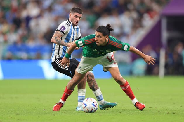 Football - FIFA World Cup, WM, Weltmeisterschaft, Fussball - Group C - Argentina v Mexico 26th November 2022 - FIFA World Cup - Group C - Argentina v Mexico - Rodrigo De Paul of Argentina and Erick Gutierrez of Mexico- Photo: Simon Stacpoole Offside. Doha Qatar Copyright: xSimonxStacpoolexOffside