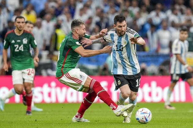 AL DAAYEN, 26-11-2022 Lusail Stadium World Cup 2022 in Qatar game between Argentina vs Mexico , (R-L) Argentina player Lionel Messi and Mexico player Hector Herrera Argentina - Mexico  x19367268x Copyright: