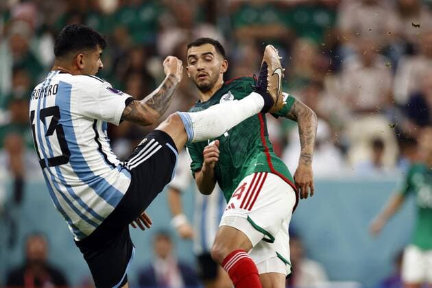 LUSAIL CITY - (l-r) Cristian Romero of Argentina, Luis Chavez of Mexico during the FIFA World Cup, WM, Weltmeisterschaft, Fussball Qatar 2022 group C match between Argentina and Mexico at Lusail Stadium on November 26, 2022 in Lusail City, Qatar. AP Dutch Height MAURICE OF STONE FIFA World Cup Qatar 2022 2022 xVIxANPxSportx xMauricexvanxSteenxWKxIVx