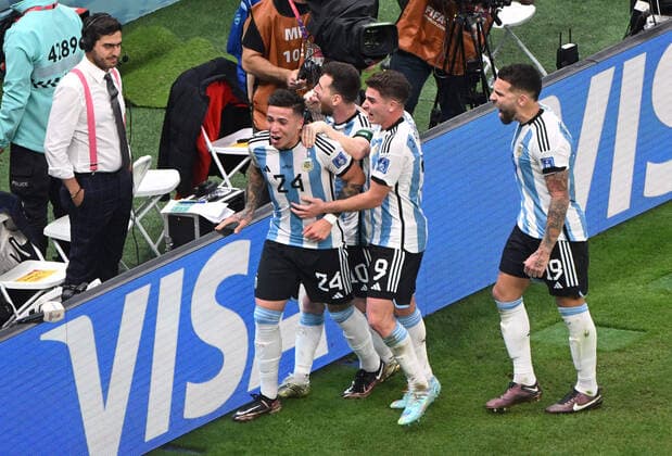 Fussball, Herren, Saison 2022 23, WM in Katar, Gruppe C (2. Spieltag), Argentinien - Mexiko im Lusail Iconic Stadium in Lusail, v. l. Enzo Fernandez (Argentinien), Lionel Messi (Argentinien), Julian Alvarez (Argentinien), Nicolas Otamendi (Argentinien), Jubel nach Tor zum 2:0, 26.11. 2022, Copyright: xMatthiasxKochx