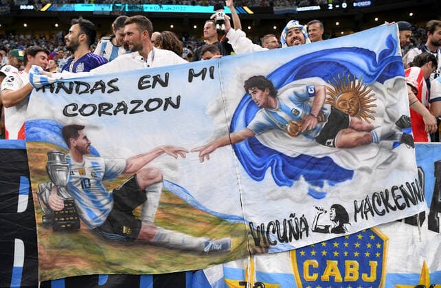 FUSSBALL WM 2022 VORRUNDE GRUPPE C Argentinien - Mexiko 26.11.2022 Michelangelo zum Vorbild: Lionel Messi und Diego Maradona in einem Monumentalgemälde vereint