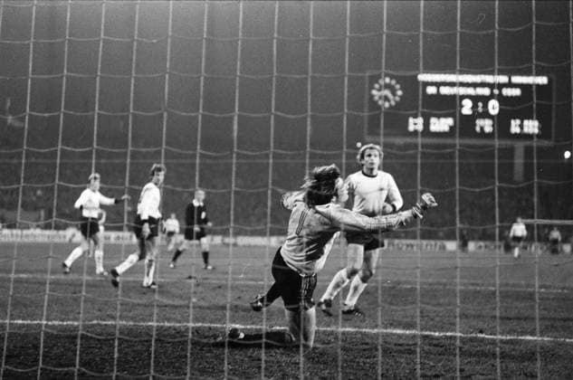 17.11.76 Deutschland - Tschechoslowakei Deutschland, Hannover, 17.11.1976, FIFA, Länderspiel, DFB Deutschland - Tschechoslowakei (2:0): v.l. Pavol Michalik (Tschechoslowakei), Uli Hoeneß (Deutschland). *** 17 11 76 Germany Czechoslovakia Germany, Hannover, 17 11 1976, FIFA, international match, DFB Germany Czechoslovakia 2 0 v l Pavol Michalik Czechoslovakia , Uli Hoeneß Germany