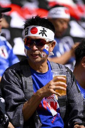 Supporters du Japon buvant de la biere FOOTBALL : Japon vs Costa Rica - Groupe E - coupe du Monde Qatar 2022 - 27 11 2022 JBAutissier Panoramic 
