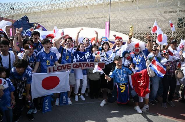 Qatar Soccer World Cup Japan - Costa Rica 8325352 27.11.2022 Japan s fans wait before the start of the Qatar 2022 World Cup Group E soccer match between Japan and Costa Rica, in Doha, Qatar. Grigory Sysoev Sputnik Doha Qatar  Copyright: xGrigoryxSysoevx