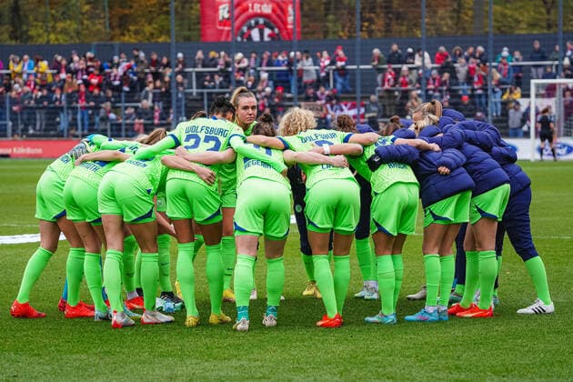 Cologne, Germany, November 27th 2022: VfL Wolfsburg team huddle prior to the FLYERALARM Frauen-Bundesliga match between 1. FC Koeln and VfL Wolfsburg at Franz-Kremer-Stadium in Cologne, Germany. (Norina Toenges SPP) Copyright: xNorinaxToenges SPPx spp-en-NoTo-1FC - WOB-05899