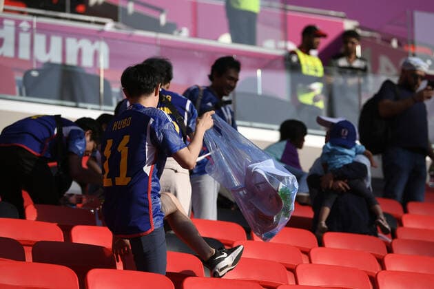 Foto LaPresse - Fabio Ferrari 27 Novembre 2022 Doha, Qatar - - Calcio - Qatar 2022 - Coppa del Mondo Fifa - Giappone v Costa Rica - Gruppo E - Fase a Gironi - Ahmad Bin Ali Stadium.Nella foto:i tifosi del Giappone ripuliscono i posti dove erano seduti November 27, 2022 Doha, Qatar - sport - Soccer - Qatar 2022- FIFA World Cup, WM, Weltmeisterschaft, Fussball - Japan v Costa Rica - Group E - group stage - Ahmad Bin Ali Stadium.In the pic:Japan fans clean up their seats  Copyright: xFabioxFerrarix LaPressex