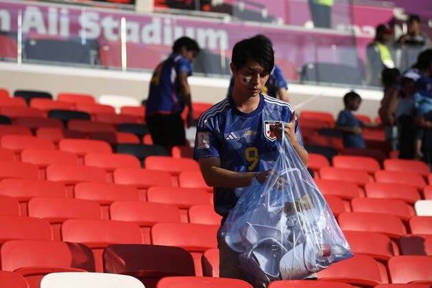 Foto LaPresse - Fabio Ferrari 27 Novembre 2022 Doha, Qatar - - Calcio - Qatar 2022 - Coppa del Mondo Fifa - Giappone v Costa Rica - Gruppo E - Fase a Gironi - Ahmad Bin Ali Stadium.Nella foto:i tifosi del Giappone ripuliscono i posti dove erano seduti November 27, 2022 Doha, Qatar - sport - Soccer - Qatar 2022- FIFA World Cup, WM, Weltmeisterschaft, Fussball - Japan v Costa Rica - Group E - group stage - Ahmad Bin Ali Stadium.In the pic:Japan fans clean up their seats  Copyright: xFabioxFerrarix LaPressex