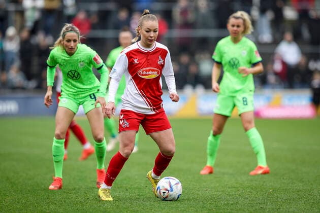 DFB-Pokal Frauen; 1. FC Koeln vs. VfL Wolfsburg, 27.11.2022 Weronika Zaistowska ( 24, 1. FC Koeln) waehrend der Begegnung 1. FC Koeln vs. VfL Wolfsburg im Viertelfinale des DFB-Pokals der Frauen am 27.11.2022 im Franz-Kremer-Stadion in Koeln (Nordrhein-Westfalen). DFL REGULATIONS PROHIBIT ANY USE OF PHOTOGRAPHS AS IMAGE SEQUENCES AND OR QUASI-VIDEO. Copyright: xBEAUTIFULxSPORTS AxelxKohringx