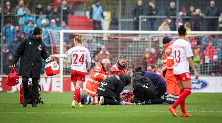 DFB-Pokal Frauen; 1. FC Koeln vs. VfL Wolfsburg, 27.11.2022 Adriana Achcinska ( 9, 1. FC Koeln) verletzt sich und muss vom Platz getragen werdenn waehrend der Begegnung 1. FC Koeln vs. VfL Wolfsburg im Viertelfinale des DFB-Pokals der Frauen am 27.11.2022 im Franz-Kremer-Stadion in Koeln (Nordrhein-Westfalen). DFL REGULATIONS PROHIBIT ANY USE OF PHOTOGRAPHS AS IMAGE SEQUENCES AND OR QUASI-VIDEO. Copyright: xBEAUTIFULxSPORTS AxelxKohringx