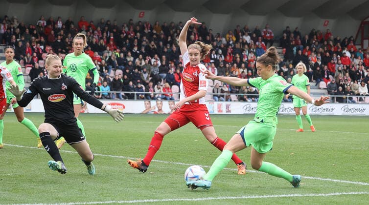 Felicitas Rauch (Wolfsburg 13), 1. FC Koeln vs. VfL Wolfsburg, Fussball, Flyeralarm Frauen-Bundesliga, 8. Spieltag, 27.11.2022, DFL REGULATIONS PROHIBIT ANY USE OF PHOTOGRAPHS AS IMAGE SEQUENCES AND OR QUASI-VIDEO, 1. FC Koeln vs. VfL Wolfsburg, Fussball, Flyeralarm Frauen-Bundesliga, 8. Spieltag, 27.11.2022 Koeln Copyright: xJoergxNiebergall Eibner-Pressefox EP_JNL