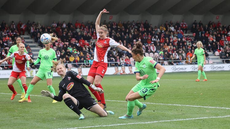 Felicitas Rauch (Wolfsburg 13), 1. FC Koeln vs. VfL Wolfsburg, Fussball, Flyeralarm Frauen-Bundesliga, 8. Spieltag, 27.11.2022, DFL REGULATIONS PROHIBIT ANY USE OF PHOTOGRAPHS AS IMAGE SEQUENCES AND OR QUASI-VIDEO, 1. FC Koeln vs. VfL Wolfsburg, Fussball, Flyeralarm Frauen-Bundesliga, 8. Spieltag, 27.11.2022 Koeln Copyright: xJoergxNiebergall Eibner-Pressefox EP_JNL