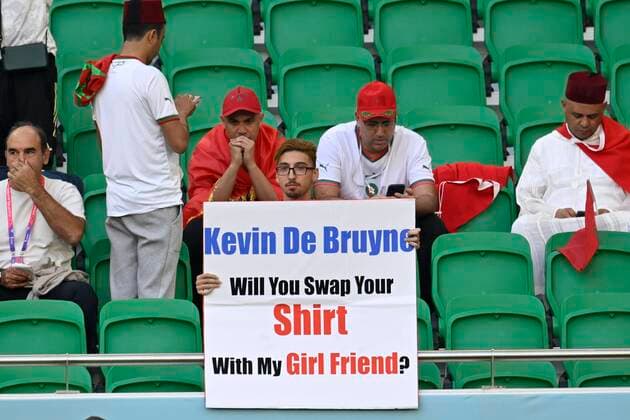 DOHA, QATAR - NOVEMBER 27 : A Belgian fan with a message to De Bruyne Kevin forward of Belgium pictured during the FIFA World Cup, WM, Weltmeisterschaft, Fussball Qatar 2022 Group F match between Belgium and Morocco at the Al Thumama Stadium on November 27, 2022 in Doha, Qatar, 27 11 2022 ( Belgium v Morocco - FIFA World Cup Qatar 2022 PhotoNews Panoramic 