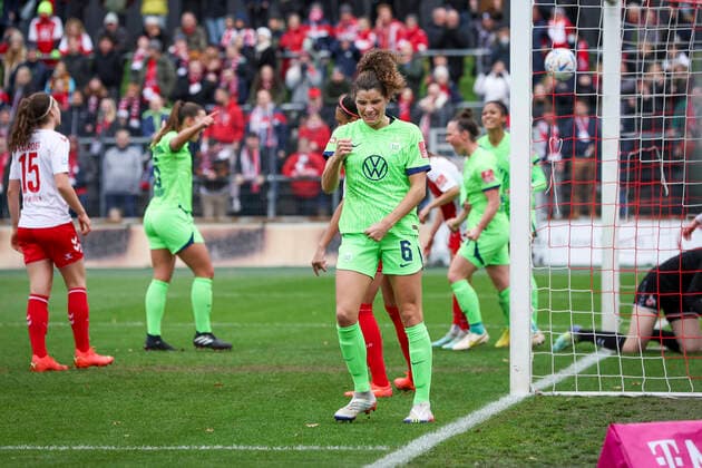 DFB-Pokal Frauen; 1. FC Koeln vs. VfL Wolfsburg, 27.11.2022 Dominique Janssen (VFL Wolfsburg 6) freit sich ueber das 0:1 durch Marina Hegering (VFL Wolfsburg 31) waehrend der Begegnung 1. FC Koeln vs. VfL Wolfsburg im Viertelfinale des DFB-Pokals der Frauen am 27.11.2022 im Franz-Kremer-Stadion in Koeln (Nordrhein-Westfalen). DFL REGULATIONS PROHIBIT ANY USE OF PHOTOGRAPHS AS IMAGE SEQUENCES AND OR QUASI-VIDEO. Copyright: xBEAUTIFULxSPORTS AxelxKohringx