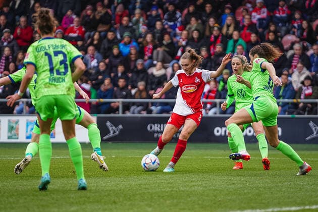 Cologne, Germany, November 27th 2022: Alena Bienz (11 Koeln) shots the ball during the FLYERALARM Frauen-Bundesliga match between 1. FC Koeln and VfL Wolfsburg at Franz-Kremer-Stadium in Cologne, Germany. (Norina Toenges SPP) Copyright: xNorinaxToenges SPPx spp-en-NoTo-1FC - WOB-05951