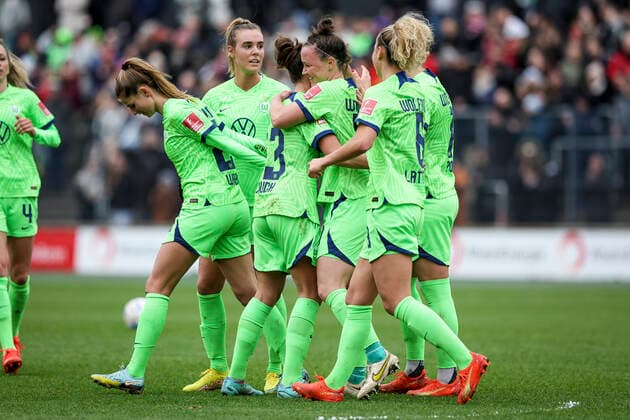 DFB-Pokal Frauen; 1. FC Koeln vs. VfL Wolfsburg, 27.11.2022 Torjubel bei Wolfsburg: Marina Hegering (VFL Wolfsburg 31) erzielt das 0:3 waehrend der Begegnung 1. FC Koeln vs. VfL Wolfsburg im Viertelfinale des DFB-Pokals der Frauen am 27.11.2022 im Franz-Kremer-Stadion in Koeln (Nordrhein-Westfalen). DFL REGULATIONS PROHIBIT ANY USE OF PHOTOGRAPHS AS IMAGE SEQUENCES AND OR QUASI-VIDEO. Copyright: xBEAUTIFULxSPORTS AxelxKohringx
