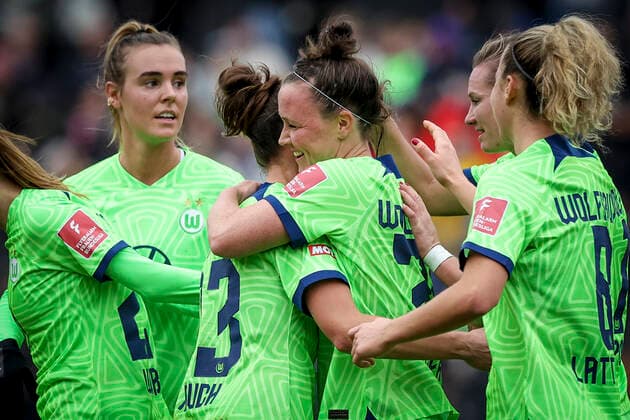 DFB-Pokal Frauen; 1. FC Koeln vs. VfL Wolfsburg, 27.11.2022 Torjubel bei Wolfsburg: Marina Hegering (VFL Wolfsburg 31) erzielt das 0:3 waehrend der Begegnung 1. FC Koeln vs. VfL Wolfsburg im Viertelfinale des DFB-Pokals der Frauen am 27.11.2022 im Franz-Kremer-Stadion in Koeln (Nordrhein-Westfalen). DFL REGULATIONS PROHIBIT ANY USE OF PHOTOGRAPHS AS IMAGE SEQUENCES AND OR QUASI-VIDEO. Copyright: xBEAUTIFULxSPORTS AxelxKohringx