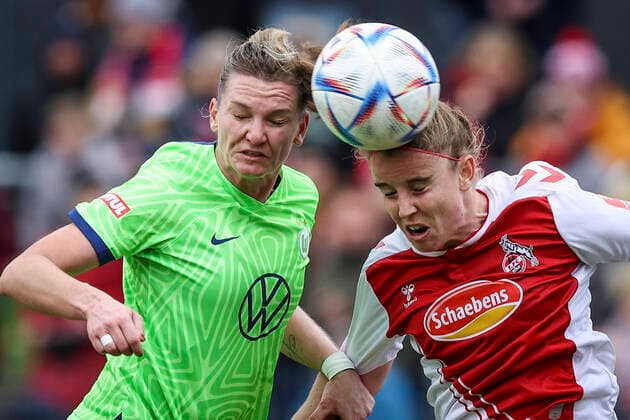 DFB-Pokal Frauen; 1. FC Koeln vs. VfL Wolfsburg, 27.11.2022 Alexandra Popp (VFL Wolfsburg 11) und Myrthe Moorrees ( 6, 1. FC Koeln) im Zweikampf waehrend der Begegnung 1. FC Koeln vs. VfL Wolfsburg im Viertelfinale des DFB-Pokals der Frauen am 27.11.2022 im Franz-Kremer-Stadion in Koeln (Nordrhein-Westfalen). DFL REGULATIONS PROHIBIT ANY USE OF PHOTOGRAPHS AS IMAGE SEQUENCES AND OR QUASI-VIDEO. Copyright: xBEAUTIFULxSPORTS AxelxKohringx