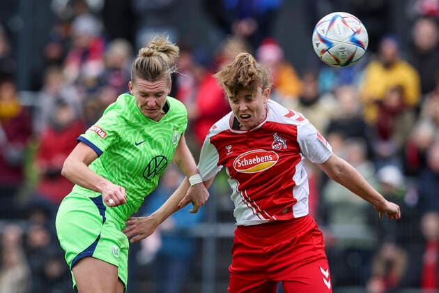 DFB-Pokal Frauen; 1. FC Koeln vs. VfL Wolfsburg, 27.11.2022 Alexandra Popp (VFL Wolfsburg 11), Myrthe Moorrees ( 6, 1. FC Koeln) im Luftkampf Zwaehrend der Begegnung 1. FC Koeln vs. VfL Wolfsburg im Viertelfinale des DFB-Pokals der Frauen am 27.11.2022 im Franz-Kremer-Stadion in Koeln (Nordrhein-Westfalen). DFL REGULATIONS PROHIBIT ANY USE OF PHOTOGRAPHS AS IMAGE SEQUENCES AND OR QUASI-VIDEO. Copyright: xBEAUTIFULxSPORTS AxelxKohringx