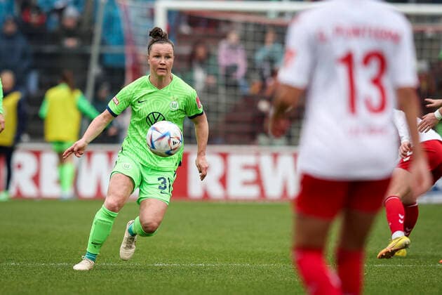DFB-Pokal Frauen; 1. FC Koeln vs. VfL Wolfsburg, 27.11.2022 Marina Hegering (VFL Wolfsburg 31) waehrend der Begegnung 1. FC Koeln vs. VfL Wolfsburg im Viertelfinale des DFB-Pokals der Frauen am 27.11.2022 im Franz-Kremer-Stadion in Koeln (Nordrhein-Westfalen). DFL REGULATIONS PROHIBIT ANY USE OF PHOTOGRAPHS AS IMAGE SEQUENCES AND OR QUASI-VIDEO. Copyright: xBEAUTIFULxSPORTS AxelxKohringx
