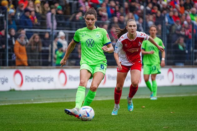 Cologne, Germany, November 27th 2022: Dominique Janssen (6 Wolfsburg) passes the ball during the FLYERALARM Frauen-Bundesliga match between 1. FC Koeln and VfL Wolfsburg at Franz-Kremer-Stadium in Cologne, Germany. (Norina Toenges SPP) Copyright: xNorinaxToenges SPPx spp-en-NoTo-1FC - WOB-05987