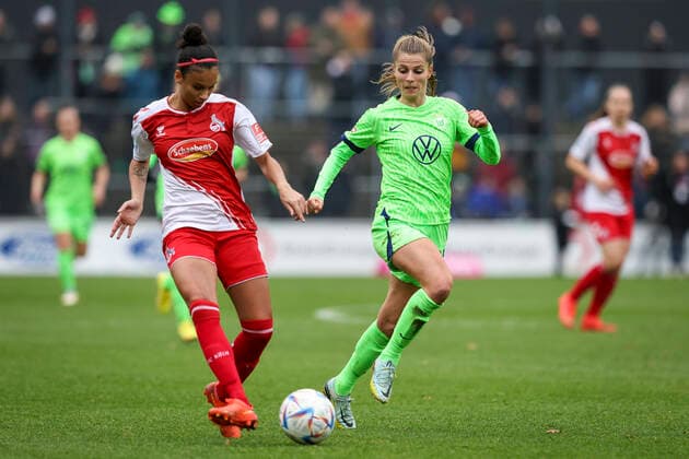 DFB-Pokal Frauen; 1. FC Koeln vs. VfL Wolfsburg, 27.11.2022 Genessee Puntigam ( 13, 1. FC Koeln), Tabea Wassmuth (VFL Wolfsburg 28) waehrend der Begegnung 1. FC Koeln vs. VfL Wolfsburg im Viertelfinale des DFB-Pokals der Frauen am 27.11.2022 im Franz-Kremer-Stadion in Koeln (Nordrhein-Westfalen). DFL REGULATIONS PROHIBIT ANY USE OF PHOTOGRAPHS AS IMAGE SEQUENCES AND OR QUASI-VIDEO. Copyright: xBEAUTIFULxSPORTS AxelxKohringx