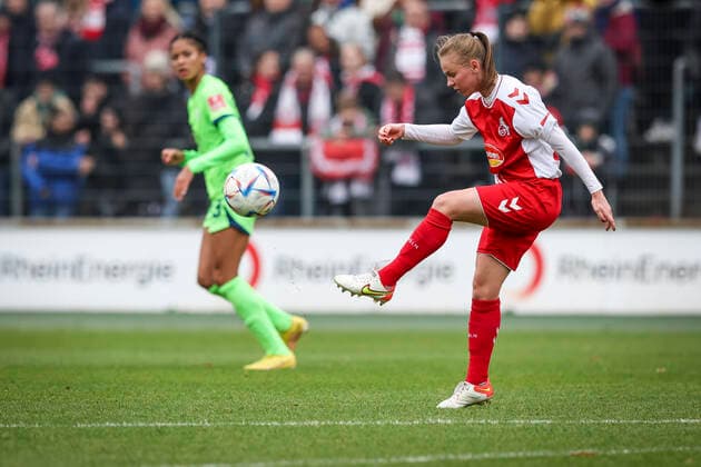 DFB-Pokal Frauen; 1. FC Koeln vs. VfL Wolfsburg, 27.11.2022 Laura Donhauser ( 25, 1. FC Koeln) waehrend der Begegnung 1. FC Koeln vs. VfL Wolfsburg im Viertelfinale des DFB-Pokals der Frauen am 27.11.2022 im Franz-Kremer-Stadion in Koeln (Nordrhein-Westfalen). DFL REGULATIONS PROHIBIT ANY USE OF PHOTOGRAPHS AS IMAGE SEQUENCES AND OR QUASI-VIDEO. Copyright: xBEAUTIFULxSPORTS AxelxKohringx