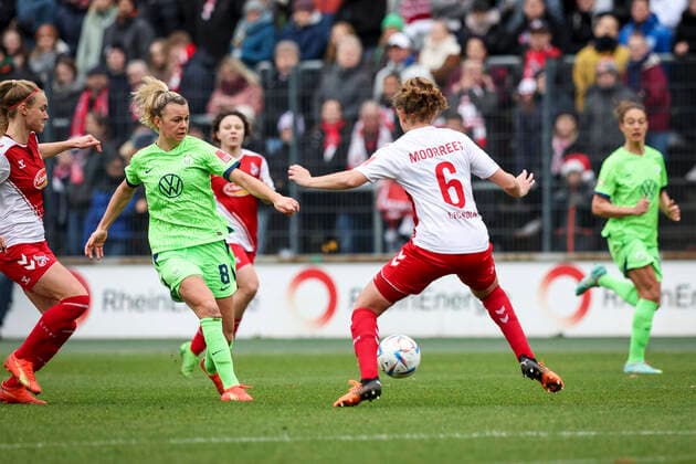 DFB-Pokal Frauen; 1. FC Koeln vs. VfL Wolfsburg, 27.11.2022 Lena Lattwein (VFL Wolfsburg 8), Myrthe Moorrees ( 6, 1. FC Koeln) waehrend der Begegnung 1. FC Koeln vs. VfL Wolfsburg im Viertelfinale des DFB-Pokals der Frauen am 27.11.2022 im Franz-Kremer-Stadion in Koeln (Nordrhein-Westfalen). DFL REGULATIONS PROHIBIT ANY USE OF PHOTOGRAPHS AS IMAGE SEQUENCES AND OR QUASI-VIDEO. Copyright: xBEAUTIFULxSPORTS AxelxKohringx