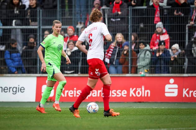 DFB-Pokal Frauen; 1. FC Koeln vs. VfL Wolfsburg, 27.11.2022 Alexandra Popp (VFL Wolfsburg 11), Myrthe Moorrees ( 6, 1. FC Koeln) waehrend der Begegnung 1. FC Koeln vs. VfL Wolfsburg im Viertelfinale des DFB-Pokals der Frauen am 27.11.2022 im Franz-Kremer-Stadion in Koeln (Nordrhein-Westfalen). DFL REGULATIONS PROHIBIT ANY USE OF PHOTOGRAPHS AS IMAGE SEQUENCES AND OR QUASI-VIDEO. Copyright: xBEAUTIFULxSPORTS AxelxKohringx
