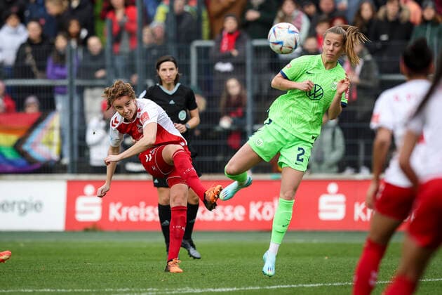 DFB-Pokal Frauen; 1. FC Koeln vs. VfL Wolfsburg, 27.11.2022 Myrthe Moorrees ( 6, 1. FC Koeln), Lynn Wilms (VFL Wolfsburg 2) waehrend der Begegnung 1. FC Koeln vs. VfL Wolfsburg im Viertelfinale des DFB-Pokals der Frauen am 27.11.2022 im Franz-Kremer-Stadion in Koeln (Nordrhein-Westfalen). DFL REGULATIONS PROHIBIT ANY USE OF PHOTOGRAPHS AS IMAGE SEQUENCES AND OR QUASI-VIDEO. Copyright: xBEAUTIFULxSPORTS AxelxKohringx