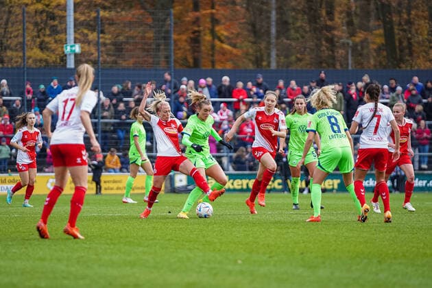 Cologne, Germany, November 27th 2022: Mandy Islacker (8 Koeln) and Jill Roord (14 Wolfsburg) during the FLYERALARM Frauen-Bundesliga match between 1. FC Koeln and VfL Wolfsburg at Franz-Kremer-Stadium in Cologne, Germany. (Norina Toenges SPP) Copyright: xNorinaxToenges SPPx spp-en-NoTo-1FC - WOB-06032