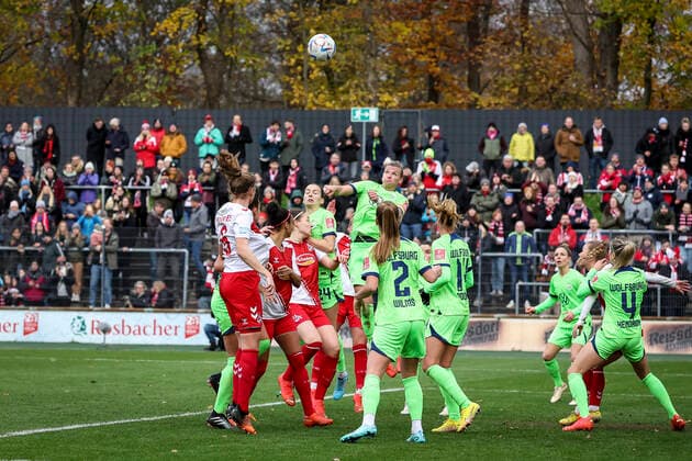 DFB-Pokal Frauen; 1. FC Koeln vs. VfL Wolfsburg, 27.11.2022 Alexandra Popp (VFL Wolfsburg 11) klaert im eigenen Strafraum waehrend der Begegnung 1. FC Koeln vs. VfL Wolfsburg im Viertelfinale des DFB-Pokals der Frauen am 27.11.2022 im Franz-Kremer-Stadion in Koeln (Nordrhein-Westfalen). DFL REGULATIONS PROHIBIT ANY USE OF PHOTOGRAPHS AS IMAGE SEQUENCES AND OR QUASI-VIDEO. Copyright: xBEAUTIFULxSPORTS AxelxKohringx