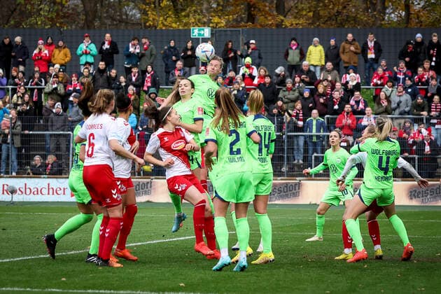 DFB-Pokal Frauen; 1. FC Koeln vs. VfL Wolfsburg, 27.11.2022 Alexandra Popp (VFL Wolfsburg 11) klaert im eigenen Strafraum waehrend der Begegnung 1. FC Koeln vs. VfL Wolfsburg im Viertelfinale des DFB-Pokals der Frauen am 27.11.2022 im Franz-Kremer-Stadion in Koeln (Nordrhein-Westfalen). DFL REGULATIONS PROHIBIT ANY USE OF PHOTOGRAPHS AS IMAGE SEQUENCES AND OR QUASI-VIDEO. Copyright: xBEAUTIFULxSPORTS AxelxKohringx