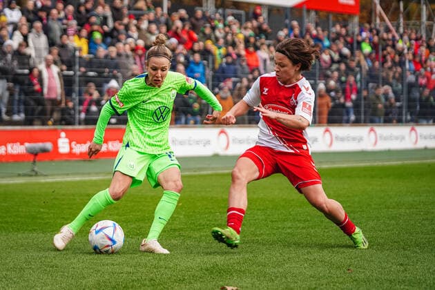 Cologne, Germany, November 27th 2022: Svenja Huth (10 Wolfsburg) and Ally Gudorf (12 Koeln) during the FLYERALARM Frauen-Bundesliga match between 1. FC Koeln and VfL Wolfsburg at Franz-Kremer-Stadium in Cologne, Germany. (Norina Toenges SPP) Copyright: xNorinaxToenges SPPx spp-en-NoTo-1FC - WOB-06046