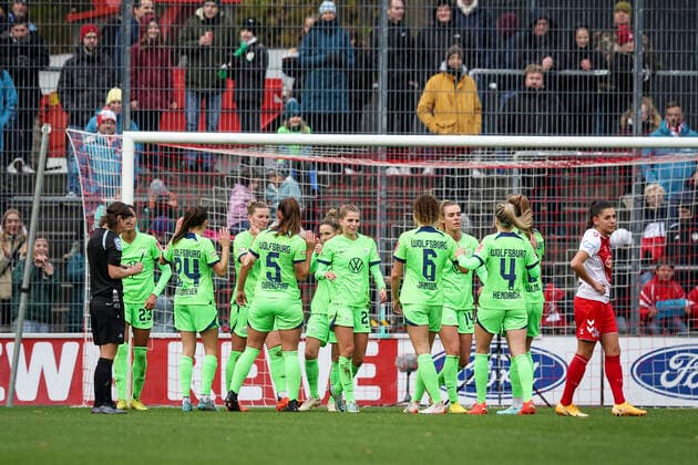 DFB-Pokal Frauen; 1. FC Koeln vs. VfL Wolfsburg, 27.11.2022 Torjubel - abklatschen nach dem 0:4 durch Alexandra Popp (VFL Wolfsburg 11) waehrend der Begegnung 1. FC Koeln vs. VfL Wolfsburg im Viertelfinale des DFB-Pokals der Frauen am 27.11.2022 im Franz-Kremer-Stadion in Koeln (Nordrhein-Westfalen). DFL REGULATIONS PROHIBIT ANY USE OF PHOTOGRAPHS AS IMAGE SEQUENCES AND OR QUASI-VIDEO. Copyright: xBEAUTIFULxSPORTS AxelxKohringx