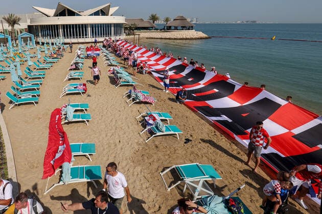 PXL_CRO fans with giant flag in Qatar Croatian fans with 200 meters long flag on the beach in front of the Hilton Doha hotel to support the national team, Nationalteam before the match against Canada in Doha, Qatar on 27. November, 2022. IgorxKralj PIXSELL