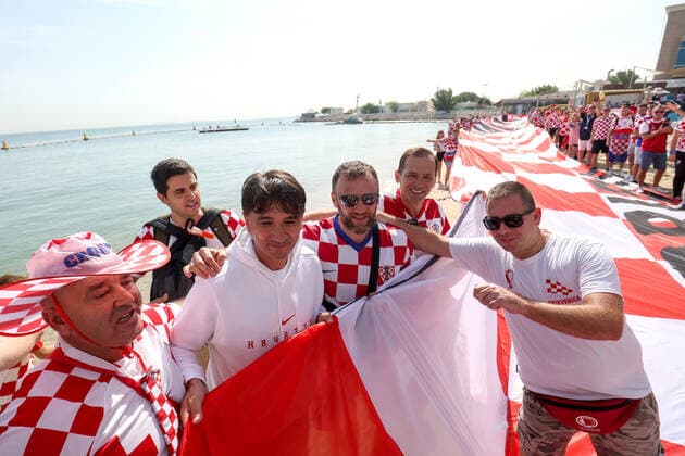 PXL_CRO fans with giant flag in Qatar Croatian fans with 200 meters long flag on the beach in front of the Hilton Doha hotel to support the national team, Nationalteam before the match against Canada in Doha, Qatar on 27. November, 2022. The national team manager Zlatko Dalic came down to greet the gathered fans. IgorxKralj PIXSELL