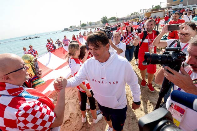 PXL_CRO fans with giant flag in Qatar Croatian fans with 200 meters long flag on the beach in front of the Hilton Doha hotel to support the national team, Nationalteam before the match against Canada in Doha, Qatar on 27. November, 2022. The national team manager Zlatko Dalic came down to greet the gathered fans. IgorxKralj PIXSELL