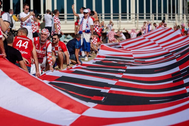 PXL_CRO fans with giant flag in Qatar Croatian fans with 200 meters long flag on the beach in front of the Hilton Doha hotel to support the national team, Nationalteam before the match against Canada in Doha, Qatar on 27. November, 2022. IgorxKralj PIXSELL