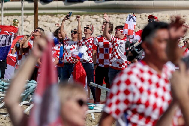 PXL_CRO fans with giant flag in Qatar Croatian fans with 200 meters long flag on the beach in front of the Hilton Doha hotel to support the national team, Nationalteam before the match against Canada in Doha, Qatar on 27. November, 2022. IgorxKralj PIXSELL