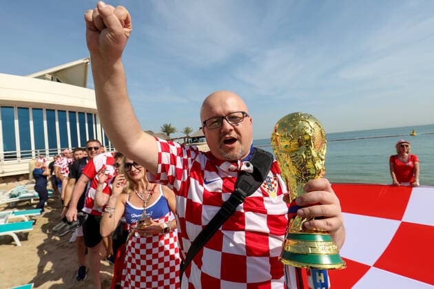 PXL_CRO fans with giant flag in Qatar Croatian fans with 200 meters long flag on the beach in front of the Hilton Doha hotel to support the national team, Nationalteam before the match against Canada in Doha, Qatar on 27. November, 2022. IgorxKralj PIXSELL