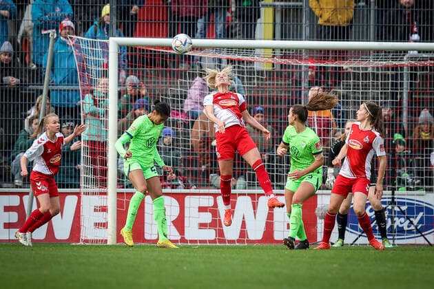 DFB-Pokal Frauen; 1. FC Koeln vs. VfL Wolfsburg, 27.11.2022 Mandy Islacker ( 8, 1. FC Koeln) klaert im eigenen Strafraum waehrend der Begegnung 1. FC Koeln vs. VfL Wolfsburg im Viertelfinale des DFB-Pokals der Frauen am 27.11.2022 im Franz-Kremer-Stadion in Koeln (Nordrhein-Westfalen). DFL REGULATIONS PROHIBIT ANY USE OF PHOTOGRAPHS AS IMAGE SEQUENCES AND OR QUASI-VIDEO. Copyright: xBEAUTIFULxSPORTS AxelxKohringx