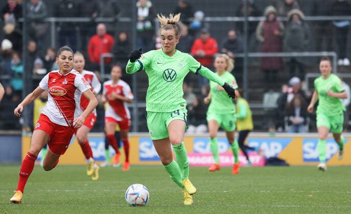 Genessee Puntigam (Koeln 13), Jill Roord (Wolfsburg 14), 1. FC Koeln vs. VfL Wolfsburg, Fussball, Flyeralarm Frauen-Bundesliga, 8. Spieltag, 27.11.2022, DFL REGULATIONS PROHIBIT ANY USE OF PHOTOGRAPHS AS IMAGE SEQUENCES AND OR QUASI-VIDEO, 1. FC Koeln vs. VfL Wolfsburg, Fussball, Flyeralarm Frauen-Bundesliga, 8. Spieltag, 27.11.2022 Koeln Copyright: xJoergxNiebergall Eibner-Pressefox EP_JNL