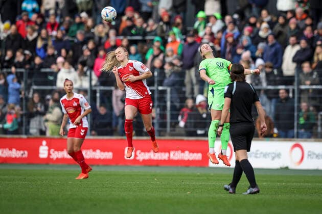 DFB-Pokal Frauen; 1. FC Koeln vs. VfL Wolfsburg, 27.11.2022 Sarah Puntigam ( 17, 1. FC Koeln) waehrend der Begegnung 1. FC Koeln vs. VfL Wolfsburg im Viertelfinale des DFB-Pokals der Frauen am 27.11.2022 im Franz-Kremer-Stadion in Koeln (Nordrhein-Westfalen). DFL REGULATIONS PROHIBIT ANY USE OF PHOTOGRAPHS AS IMAGE SEQUENCES AND OR QUASI-VIDEO. Copyright: xBEAUTIFULxSPORTS AxelxKohringx