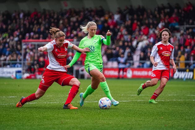 Cologne, Germany, November 27th 2022: Myrthe Moorrees (6 Koeln) and Rebecka Blomqvist (21 Wolfsburg) during the FLYERALARM Frauen-Bundesliga match between 1. FC Koeln and VfL Wolfsburg at Franz-Kremer-Stadium in Cologne, Germany. (Norina Toenges SPP) Copyright: xNorinaxToenges SPPx spp-en-NoTo-1FC - WOB-06082