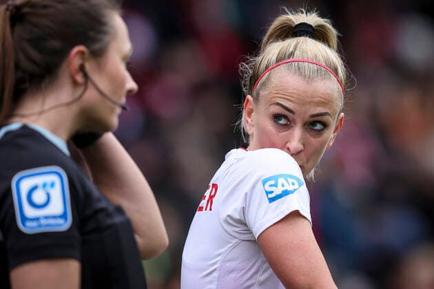 DFB-Pokal Frauen; 1. FC Koeln vs. VfL Wolfsburg, 27.11.2022 Mandy Islacker ( 8, 1. FC Koeln) waehrend der Begegnung 1. FC Koeln vs. VfL Wolfsburg im Viertelfinale des DFB-Pokals der Frauen am 27.11.2022 im Franz-Kremer-Stadion in Koeln (Nordrhein-Westfalen). DFL REGULATIONS PROHIBIT ANY USE OF PHOTOGRAPHS AS IMAGE SEQUENCES AND OR QUASI-VIDEO. Copyright: xBEAUTIFULxSPORTS AxelxKohringx