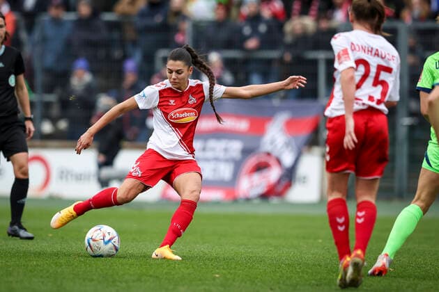 DFB-Pokal Frauen; 1. FC Koeln vs. VfL Wolfsburg, 27.11.2022 Manjou Wilde ( 7, 1. FC Koeln) waehrend der Begegnung 1. FC Koeln vs. VfL Wolfsburg im Viertelfinale des DFB-Pokals der Frauen am 27.11.2022 im Franz-Kremer-Stadion in Koeln (Nordrhein-Westfalen). DFL REGULATIONS PROHIBIT ANY USE OF PHOTOGRAPHS AS IMAGE SEQUENCES AND OR QUASI-VIDEO. Copyright: xBEAUTIFULxSPORTS AxelxKohringx