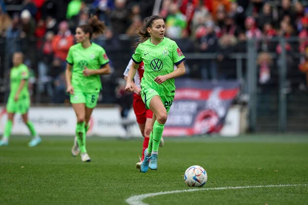 DFB-Pokal Frauen; 1. FC Koeln vs. VfL Wolfsburg, 27.11.2022 Marie-Joelle Wedemeyer (VFL Wolfsburg 24) waehrend der Begegnung 1. FC Koeln vs. VfL Wolfsburg im Viertelfinale des DFB-Pokals der Frauen am 27.11.2022 im Franz-Kremer-Stadion in Koeln (Nordrhein-Westfalen). DFL REGULATIONS PROHIBIT ANY USE OF PHOTOGRAPHS AS IMAGE SEQUENCES AND OR QUASI-VIDEO. Copyright: xBEAUTIFULxSPORTS AxelxKohringx