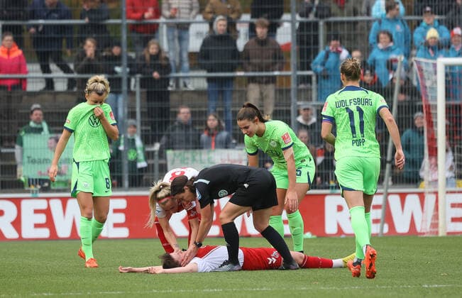 Adriana Achcinska (1. FC Koeln 9) verletzt, 1. FC Koeln vs. VfL Wolfsburg, Fussball, Flyeralarm Frauen-Bundesliga, 8. Spieltag, 27.11.2022, DFL REGULATIONS PROHIBIT ANY USE OF PHOTOGRAPHS AS IMAGE SEQUENCES AND OR QUASI-VIDEO, 1. FC Koeln vs. VfL Wolfsburg, Fussball, Flyeralarm Frauen-Bundesliga, 8. Spieltag, 27.11.2022 Koeln Copyright: xJoergxNiebergall Eibner-Pressefox EP_JNL